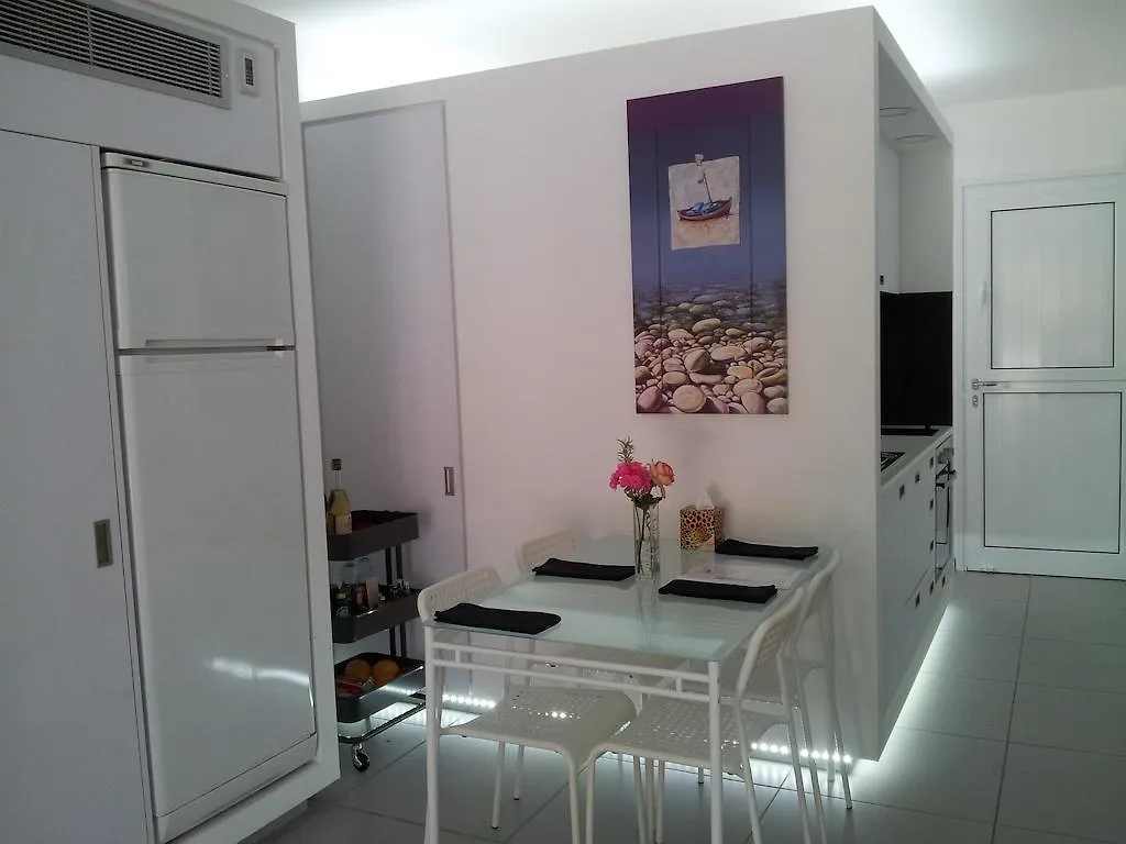 פרבוליה Yialos Luxury Apartments 0*,  קפריסין